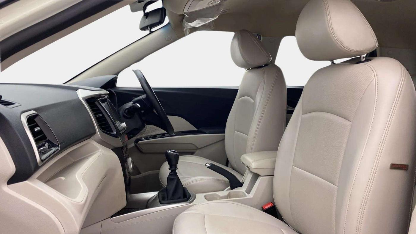 2019 Mahindra XUV300 W8 1.2 PETROL, Petrol, Manual, 15,417 km, Right Side Front Door Cabin