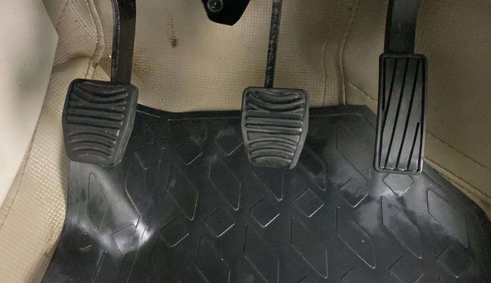 2019 Mahindra XUV300 W8 1.2 PETROL, Petrol, Manual, 15,417 km, Pedals