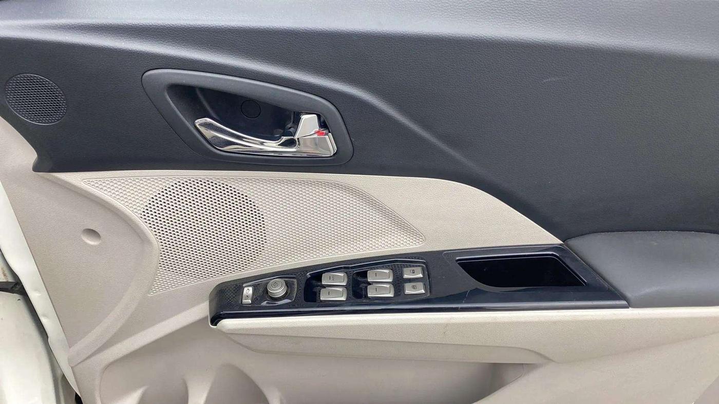 2019 Mahindra XUV300 W8 1.2 PETROL, Petrol, Manual, 15,417 km, Driver Side Door Panels Control