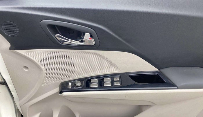 2019 Mahindra XUV300 W8 1.2 PETROL, Petrol, Manual, 15,417 km, Driver Side Door Panels Control