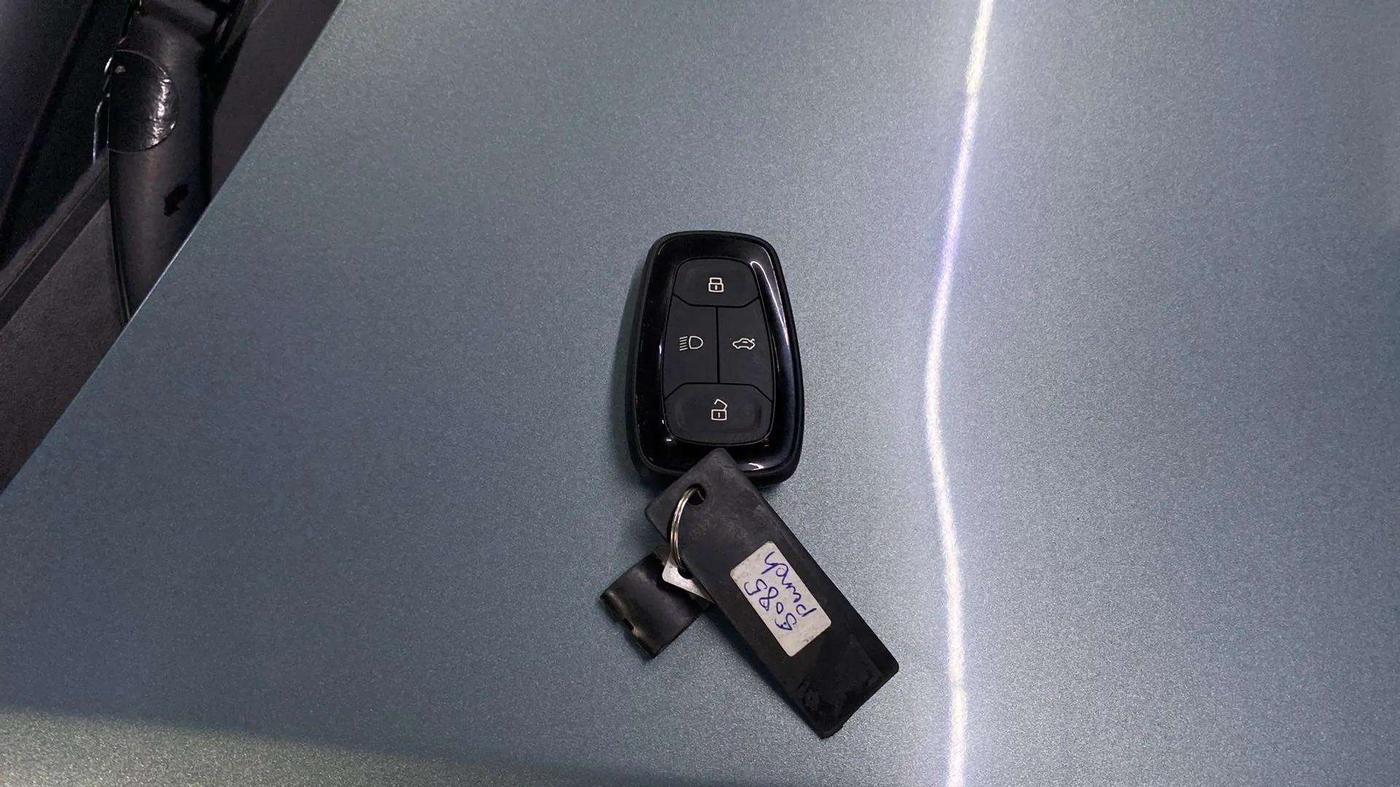 2022 Tata PUNCH CREATIVE AMT 1.2 RTN DUAL TONE, Petrol, Automatic, 4,180 km, Key Close Up