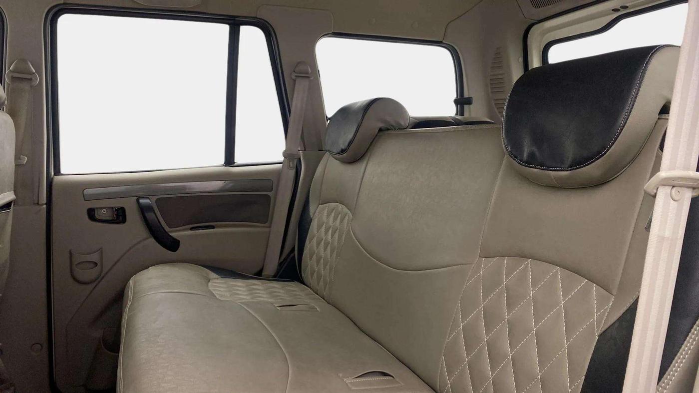 2015 Mahindra Scorpio S4 PLUS, Diesel, Manual, 48,693 km, Right Side Rear Door Cabin
