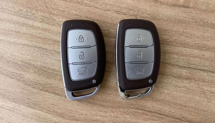 2022 Hyundai VENUE SX 1.2 PETROL, Petrol, Manual, 23,425 km, Key Close Up