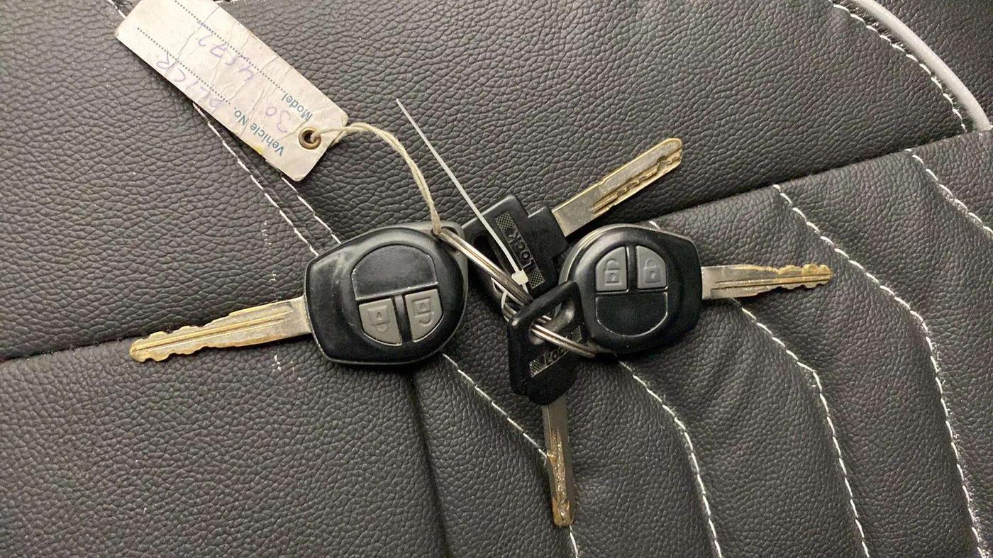 2015 Maruti Swift LXI (O), CNG, Manual, 70,487 km, Key Close Up