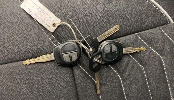 2015 Maruti Swift LXI (O), CNG, Manual, 70,487 km, Key Close Up