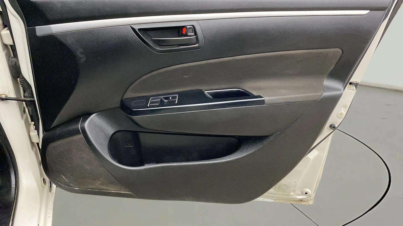 2015 Maruti Swift LXI (O), CNG, Manual, 70,487 km, Driver Side Door Panels Control