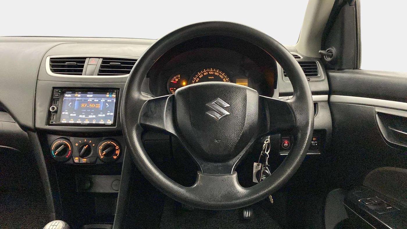 2015 Maruti Swift LXI (O), CNG, Manual, 70,487 km, Steering Wheel Close Up