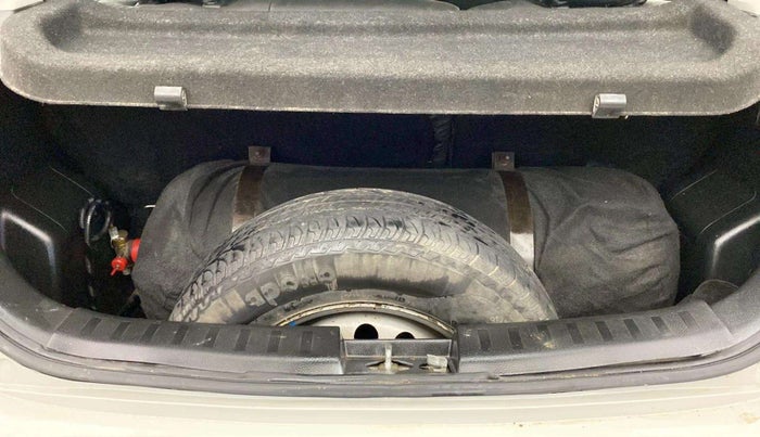 2015 Maruti Swift LXI (O), CNG, Manual, 70,487 km, Boot Inside