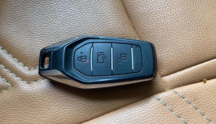 2019 Mahindra XUV500 W7, Diesel, Manual, 87,082 km, Key Close Up