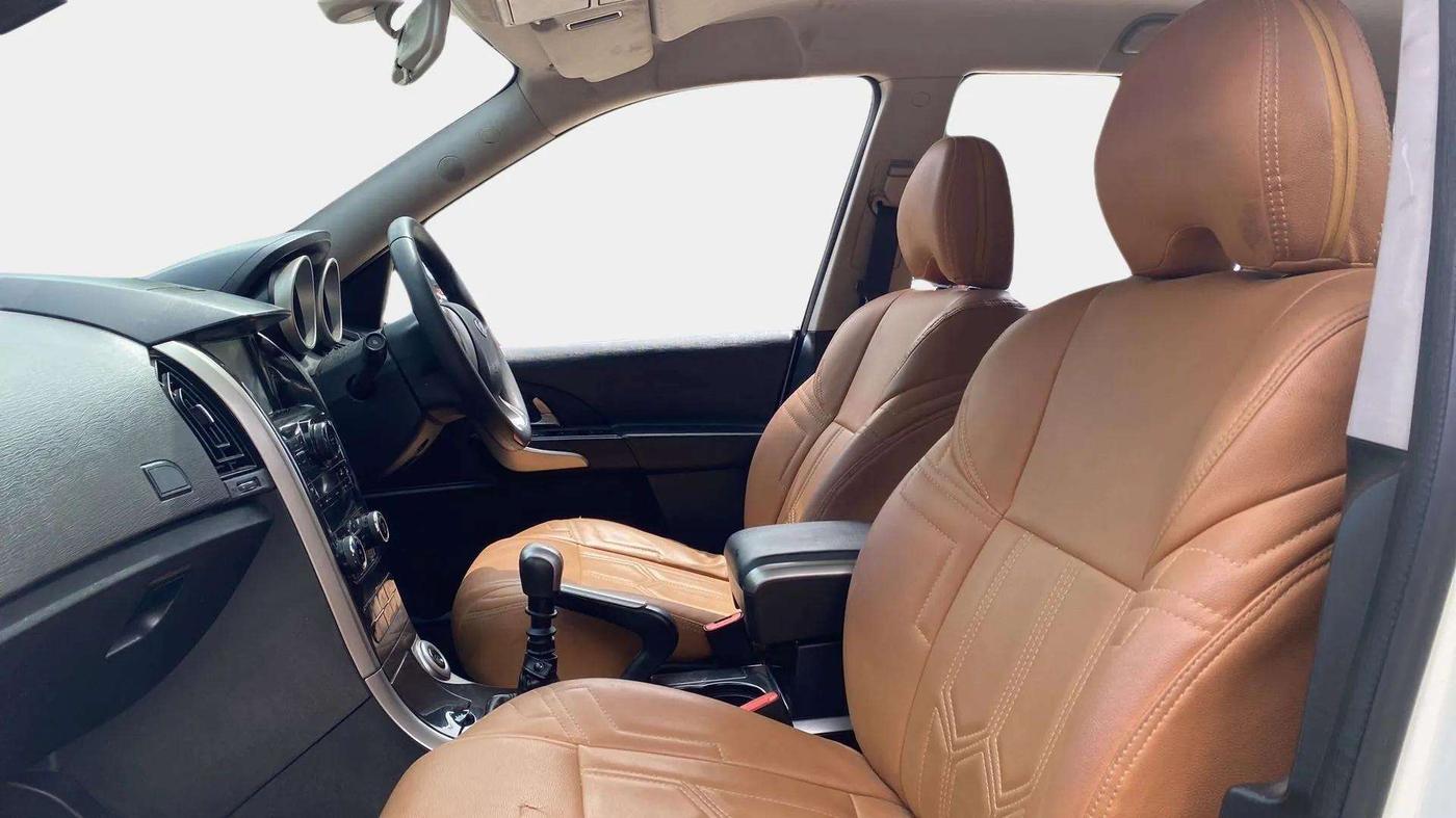 2019 Mahindra XUV500 W7, Diesel, Manual, 87,082 km, Right Side Front Door Cabin