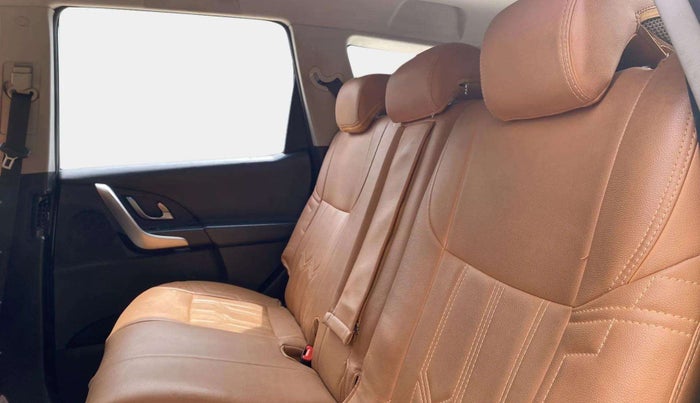 2019 Mahindra XUV500 W7, Diesel, Manual, 87,082 km, Right Side Rear Door Cabin