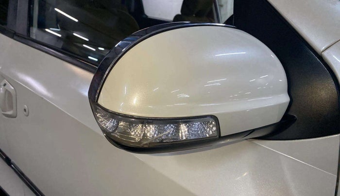 2019 Mahindra XUV500 W7, Diesel, Manual, 65,432 km, Right rear-view mirror - Indicator light has minor damage