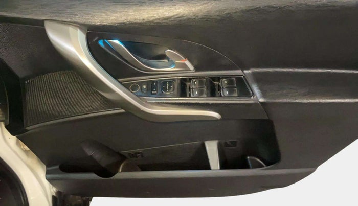 2019 Mahindra XUV500 W7, Diesel, Manual, 65,432 km, Driver Side Door Panels Control