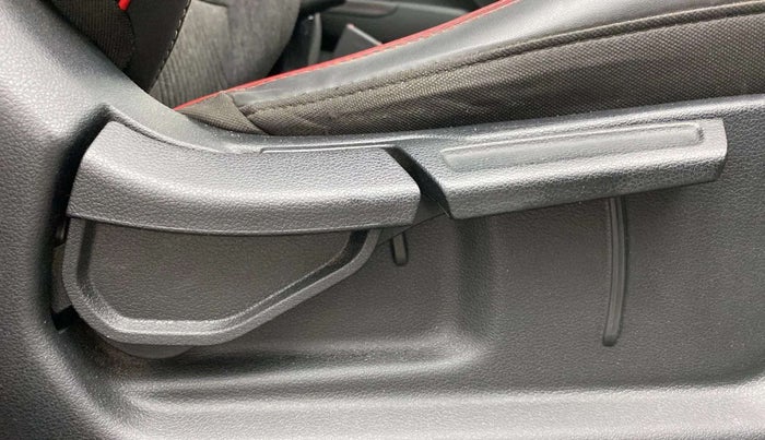 2021 Hyundai VENUE SX PLUS 1.0 TURBO DCT DUAL TONE, Petrol, Automatic, 31,992 km, Driver Side Adjustment Panel