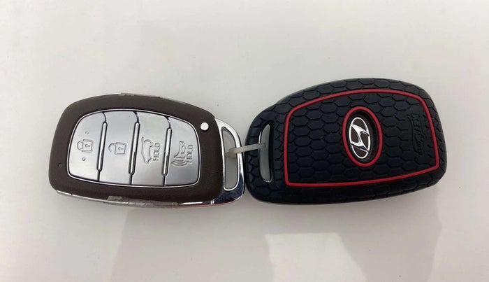 2021 Hyundai VENUE SX PLUS 1.0 TURBO DCT DUAL TONE, Petrol, Automatic, 31,992 km, Key Close Up