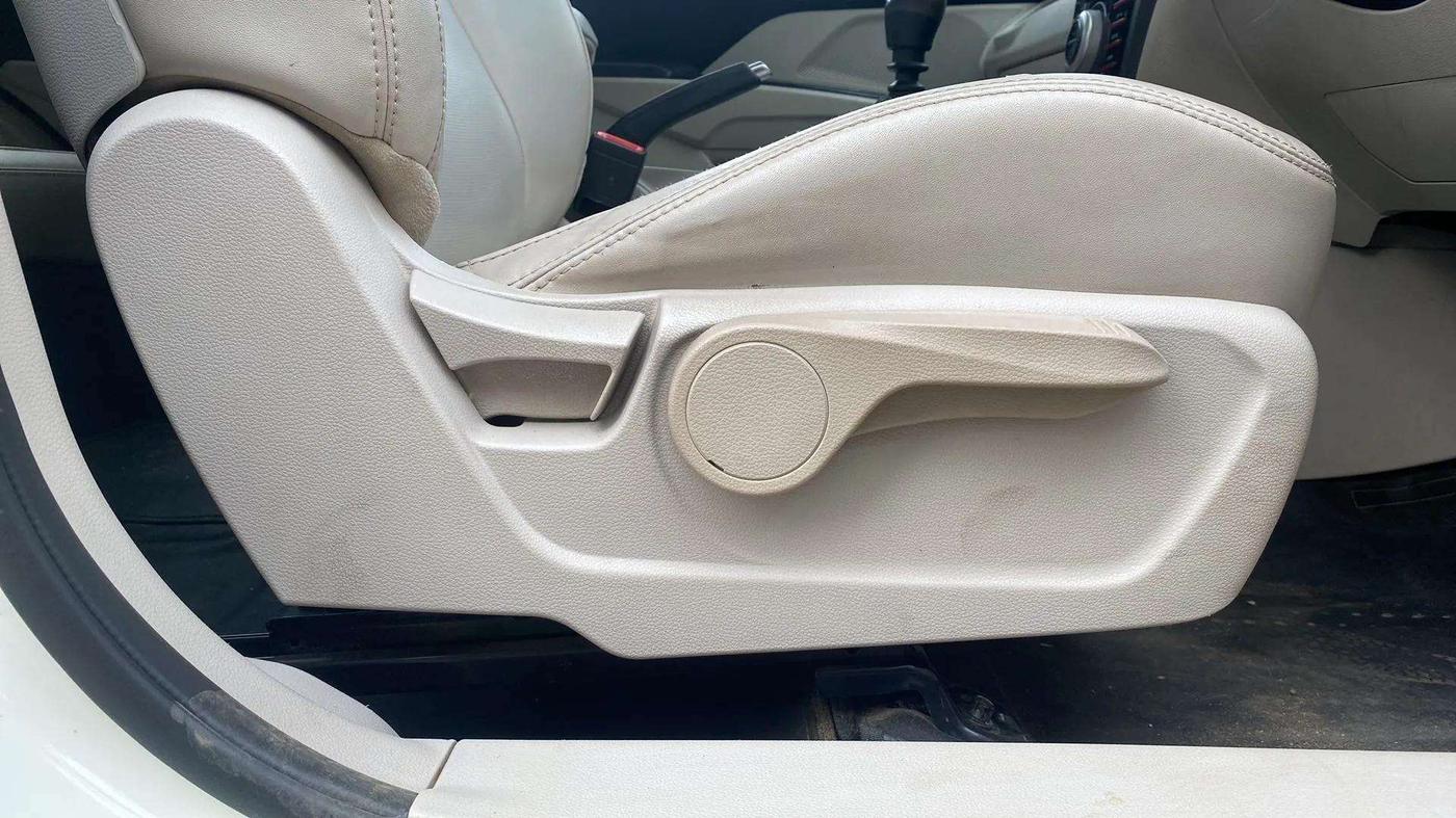 2021 Mahindra XUV300 W8 (O) 1.5 DIESEL, Diesel, Manual, 65,962 km, Driver Side Adjustment Panel