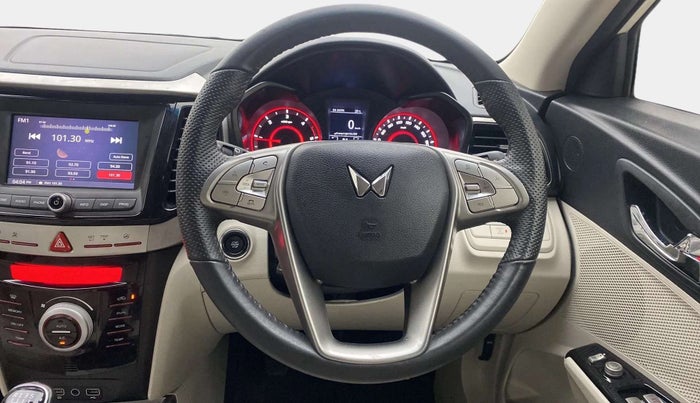 2022 Mahindra XUV300 W8 (O) 1.5 DIESEL, Diesel, Manual, 30,092 km, Steering Wheel Close Up