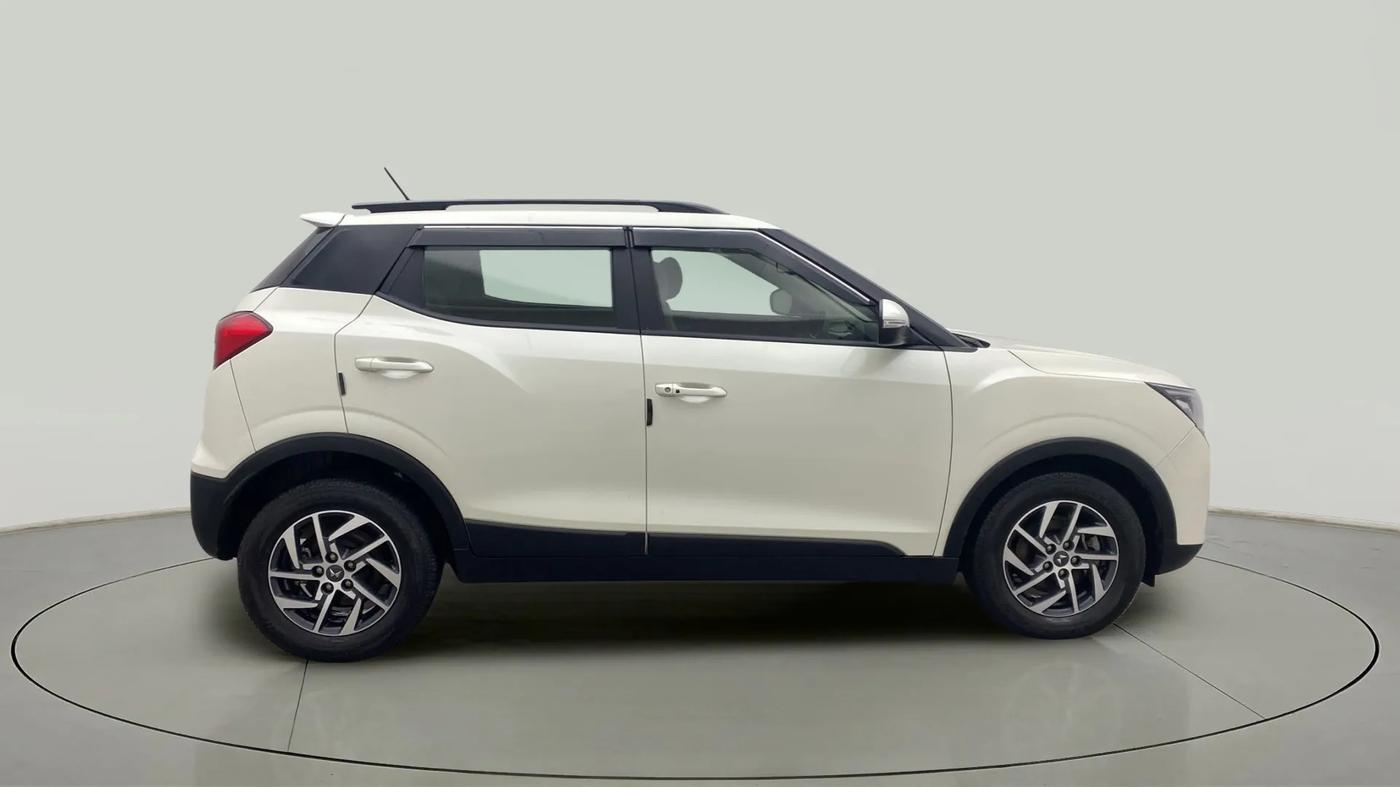 2022 Mahindra XUV300 W8 (O) 1.5 DIESEL, Diesel, Manual, 30,092 km, Right Side View