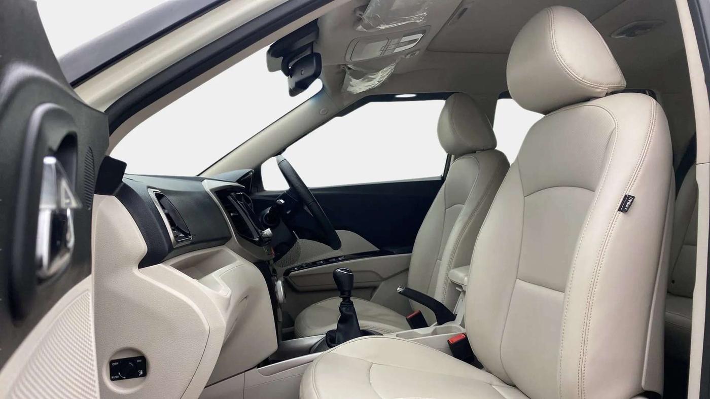 2022 Mahindra XUV300 W8 (O) 1.5 DIESEL, Diesel, Manual, 30,092 km, Right Side Front Door Cabin