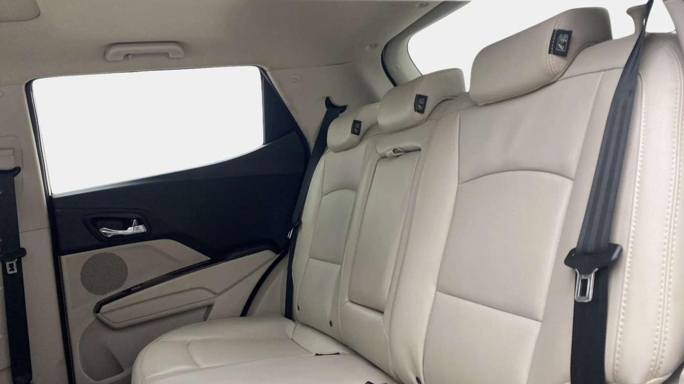 2022 Mahindra XUV300 W8 (O) 1.5 DIESEL, Diesel, Manual, 30,092 km, Right Side Rear Door Cabin