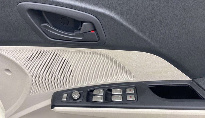 2022 Mahindra XUV300 W4 1.2 PETROL, Petrol, Manual, 17,392 km, Driver Side Door Panels Control