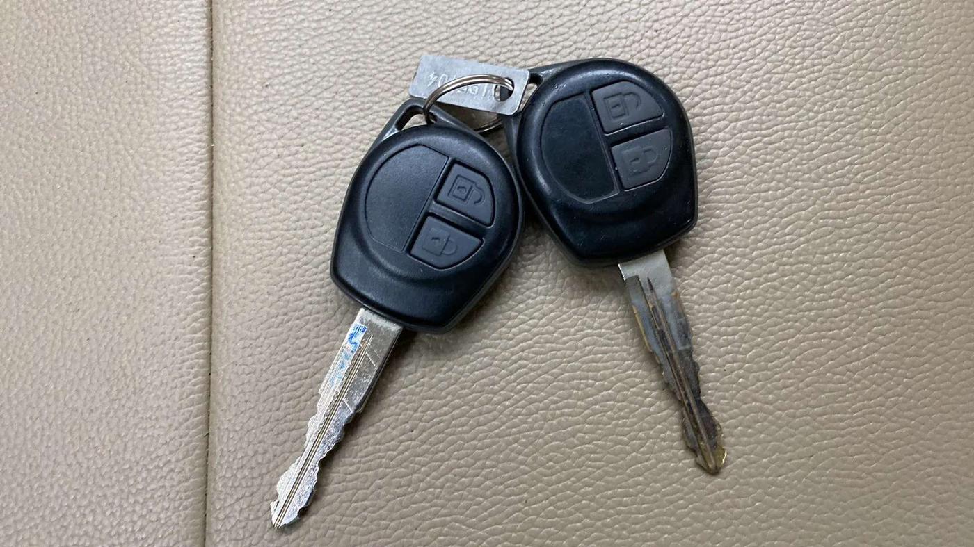 2015 Maruti Swift Dzire VXI, Petrol, Manual, 83,334 km, Key Close Up