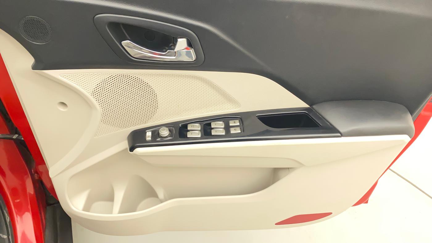 2021 Mahindra XUV300 W8 (O) 1.2 PETROL, Petrol, Manual, 33,073 km, Driver Side Door Panels Control