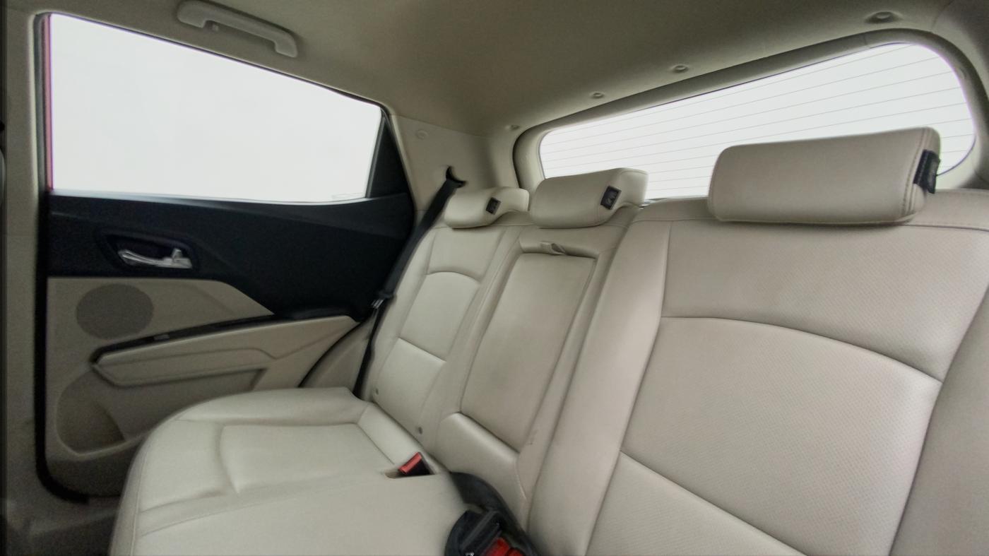 2021 Mahindra XUV300 W8 (O) 1.2 PETROL, Petrol, Manual, 33,073 km, Right Side Rear Door Cabin
