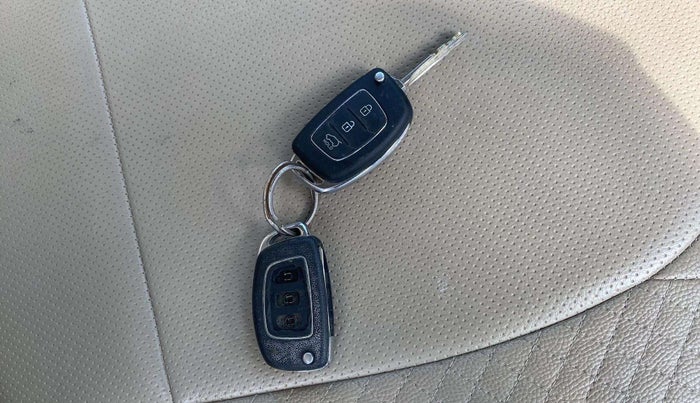 2015 Hyundai Xcent S (O) 1.2, Petrol, Manual, 25,241 km, Key Close Up