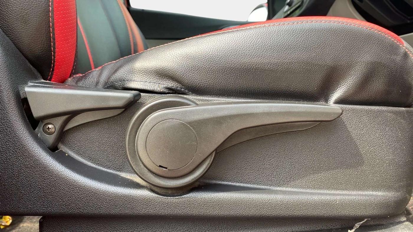 2018 Tata Tiago XZA PETROL, Petrol, Automatic, 28,602 km, Driver Side Adjustment Panel