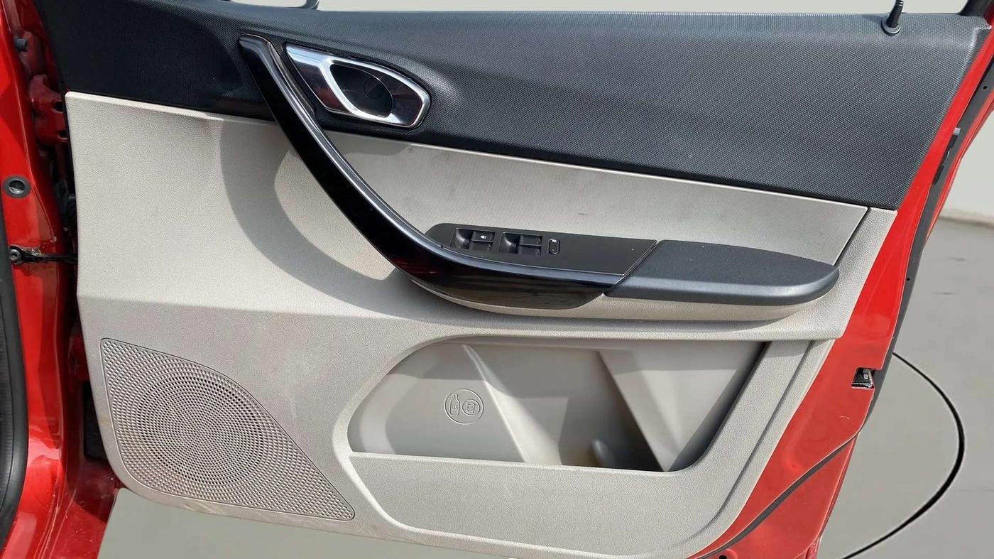 2018 Tata Tiago XZA PETROL, Petrol, Automatic, 28,602 km, Driver Side Door Panels Control