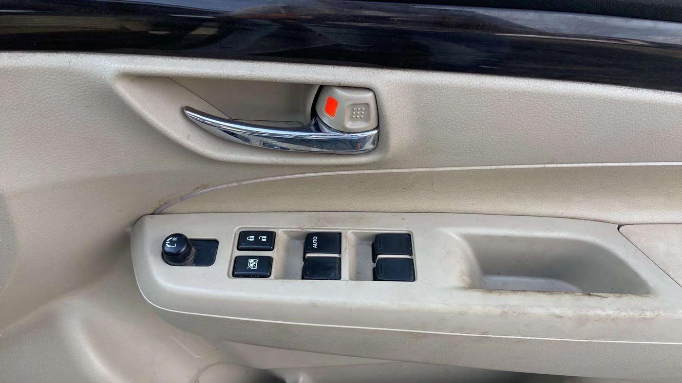 2017 Maruti Ciaz VDI+ SHVS, Diesel, Manual, 69,018 km, Driver Side Door Panels Control