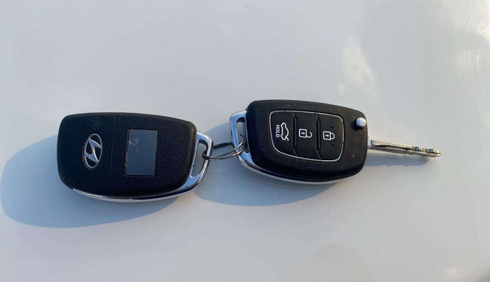 2014 Hyundai Xcent S (O) 1.2, Petrol, Manual, 50,185 km, Key Close Up