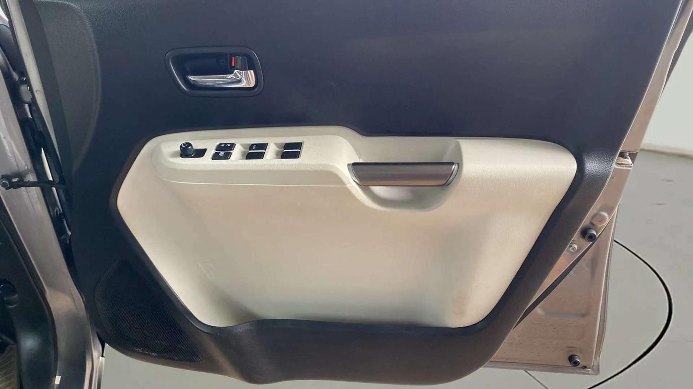 2017 Maruti IGNIS DELTA 1.2 AMT, Petrol, Automatic, 72,452 km, Driver Side Door Panels Control