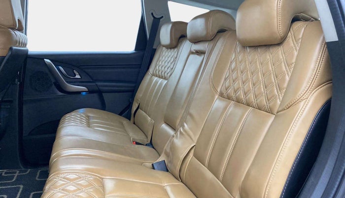 2018 Mahindra XUV500 W11, Diesel, Manual, 60,114 km, Right Side Rear Door Cabin