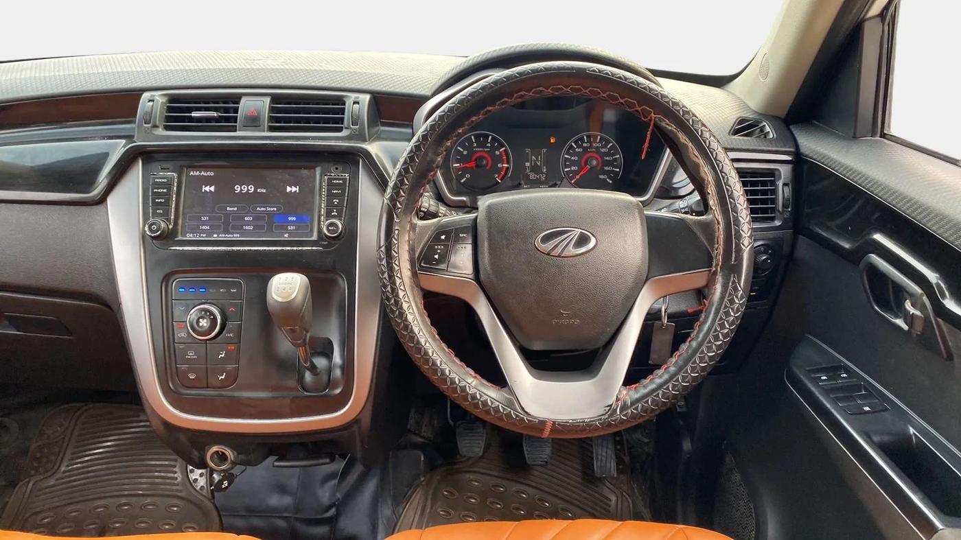 2017 Mahindra KUV 100 NXT K8 P 6 STR, Petrol, Manual, 80,577 km, Steering Wheel Close Up
