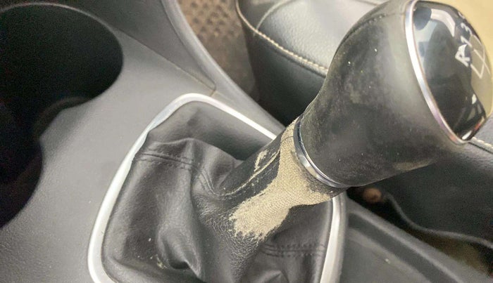 2014 Volkswagen Polo HIGHLINE1.5L, Diesel, Manual, 62,203 km, Gear lever - Boot cover slightly torn