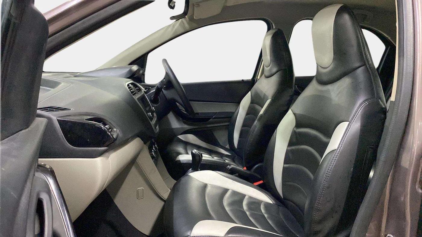 2016 Tata Tiago XT PETROL, Petrol, Manual, 24,251 km, Right Side Front Door Cabin