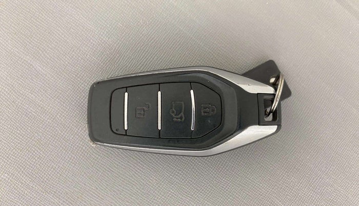 2018 Mahindra XUV500 W7 AT, Diesel, Automatic, 65,745 km, Key Close Up