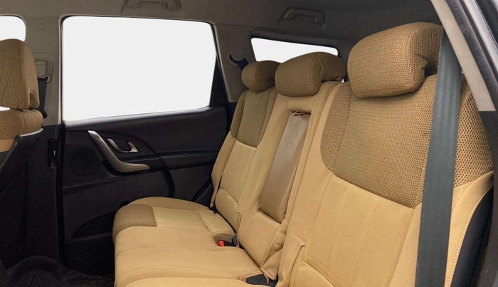 2018 Mahindra XUV500 W7 AT, Diesel, Automatic, 65,745 km, Right Side Rear Door Cabin