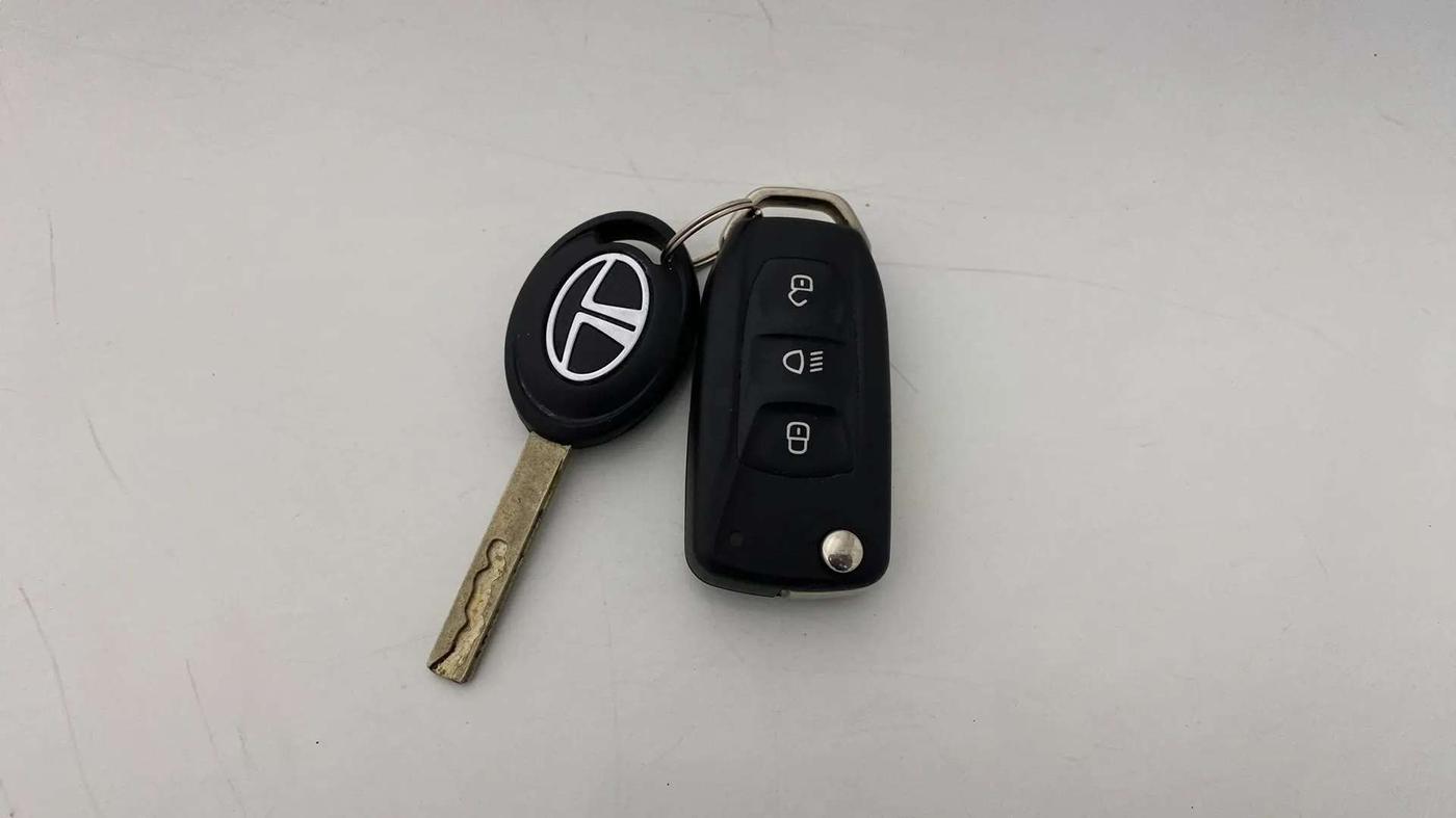 2021 Tata ALTROZ XM PLUS PETROL, Petrol, Manual, 23,745 km, Key Close Up