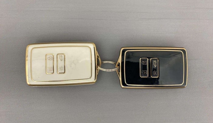 2023 Renault TRIBER RXZ AMT DUAL TONE, Petrol, Automatic, 8,087 km, Key Close Up