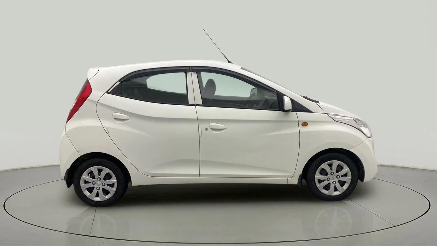 2016 Hyundai Eon SPORTZ, Petrol, Manual, 37,892 km, Right Side View