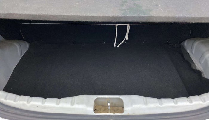 2017 Hyundai Eon ERA +, Petrol, Manual, 1,03,172 km, Boot Inside