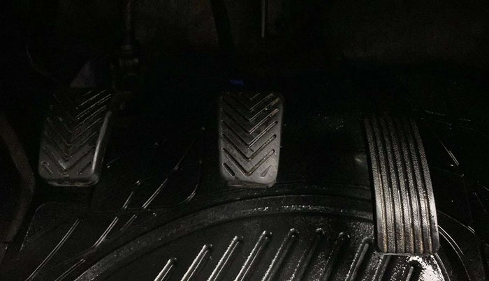 2017 Hyundai Eon ERA +, Petrol, Manual, 1,03,172 km, Pedals