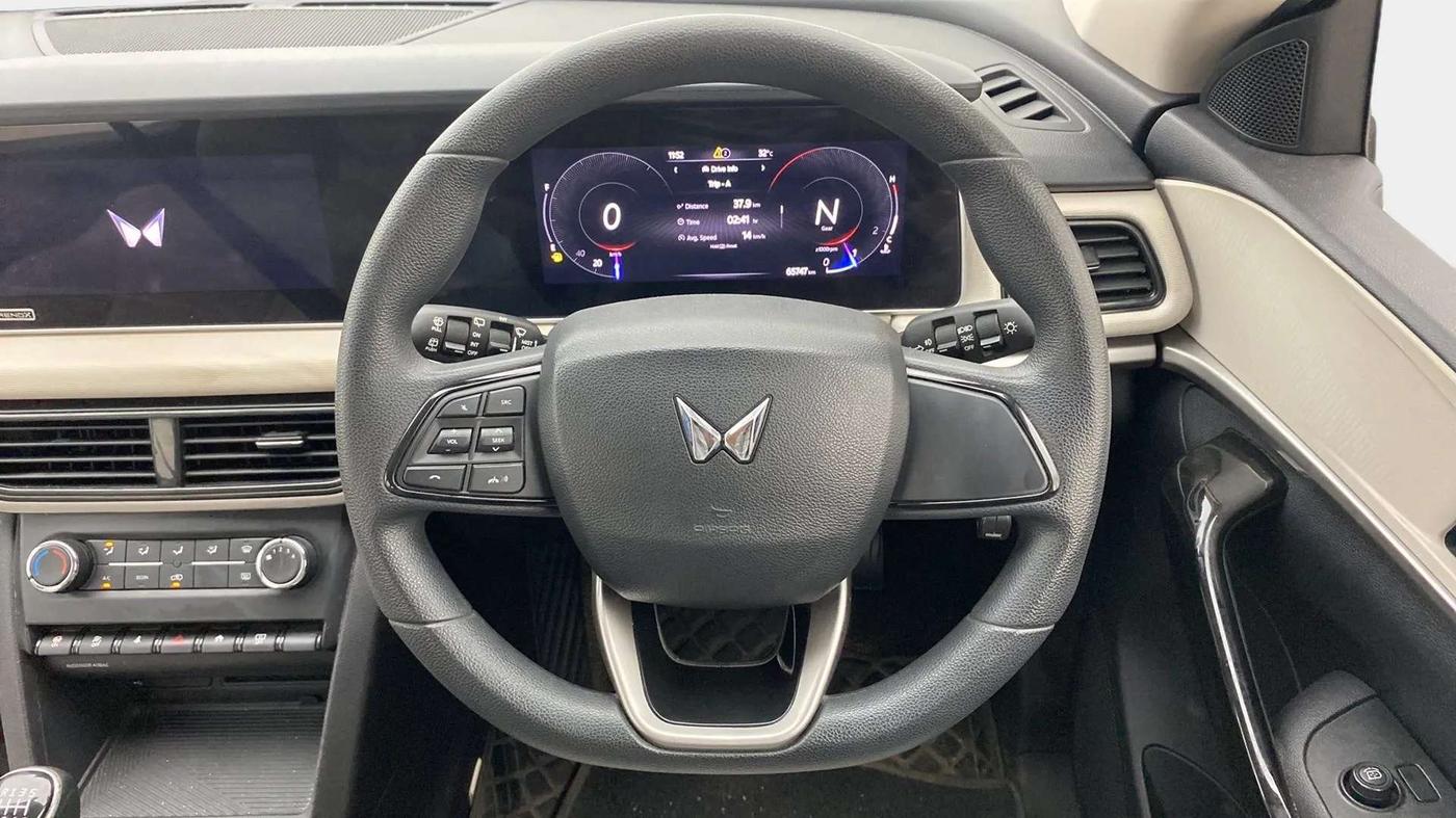 2021 Mahindra XUV700 AX 5 P MT 5 STR, Petrol, Manual, 65,709 km, Steering Wheel Close Up