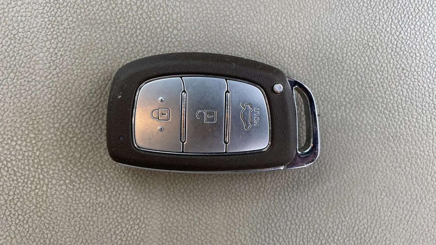 2023 Hyundai GRAND I10 NIOS ASTA AMT 1.2 KAPPA VTVT, Petrol, Automatic, 13,612 km, Key Close Up