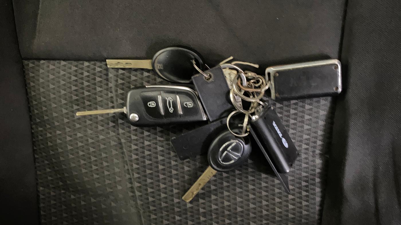 2018 Tata NEXON XE PETROL, Petrol, Manual, 84,911 km, Key Close Up