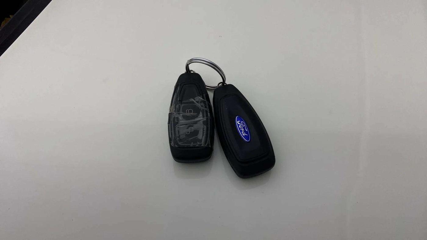 2015 Ford Ecosport TITANIUM+ 1.0L ECOBOOST, Petrol, Manual, 1,08,945 km, Key Close Up