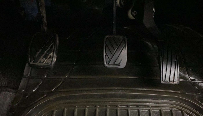 2015 Maruti Swift LXI (O), Petrol, Manual, 86,256 km, Pedals
